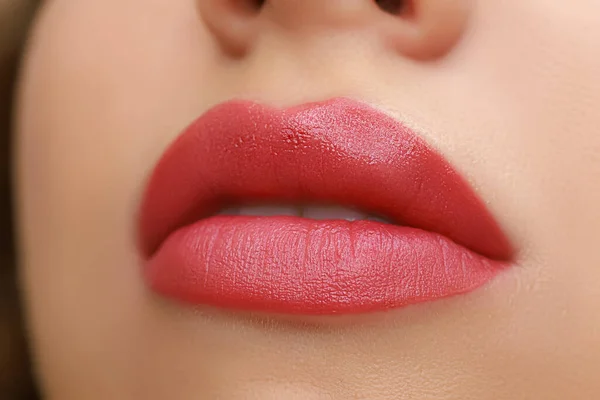 Lippen Nahaufnahme Mit Permanentem Lippenschminken Mit Einem Zarten Roten Pigment — Stockfoto