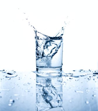 İçme suyu, beyaz arka planda camda buzla kaplı, yansımalı..