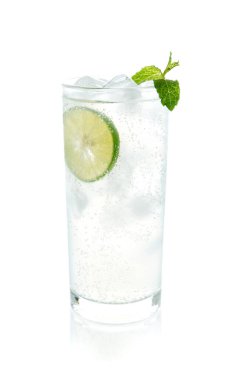 Limonlu soda, limon dilimleri ve nane yapraklı. 