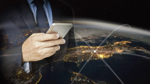 Dünya 'nın arka planına sahip akıllı telefonları iki kez kullanabilirsiniz. Bu görüntünün unsurları NASA tarafından desteklenmektedir.