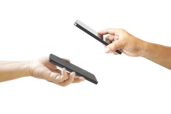 Eller tarama için akıllı telefonları kullanır, bilgi gönderir, arkadaş ekler ve ödeme yapar..