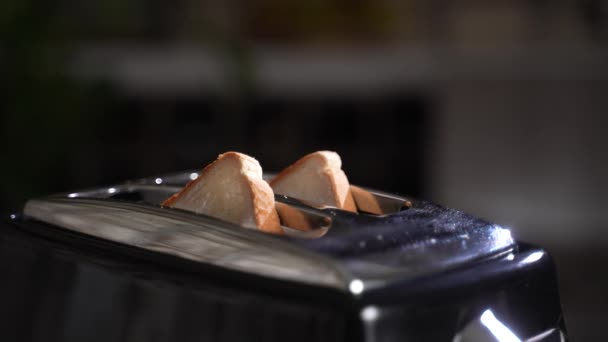 Внешний вид тостов, рабочий тостер, крупным планом — стоковое видео