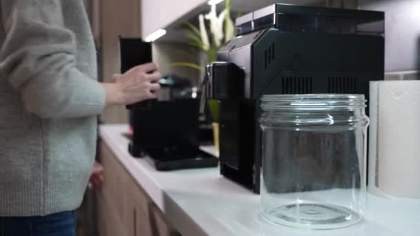 Meisje verzamelt koffiebodems voor recycling — Stockvideo