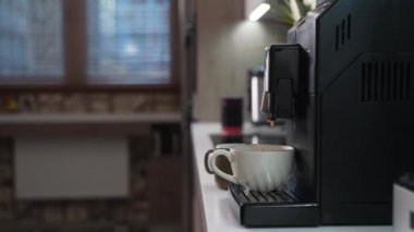 Kız kahveye süt katar ve içmek için bırakır.