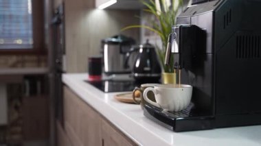 Otomatik kahve makinesi kız için kahvaltı hazırlıyor.
