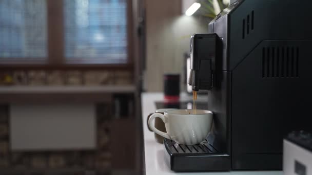 Máquina automática de café faz uma xícara de café da manhã — Vídeo de Stock