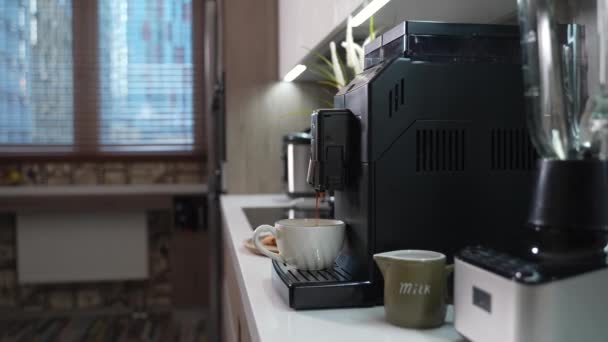 Automatický kávovar dělá šálek ranní kávy — Stock video