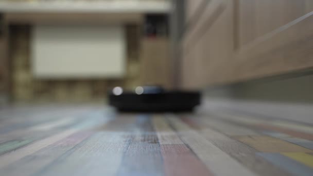 Ρομπότ ηλεκτρική σκούπα καθαρίζει το πάτωμα από κοντά — Αρχείο Βίντεο