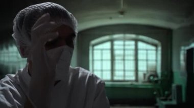 Korkunç doktor tıbbi eldiven takıyor.