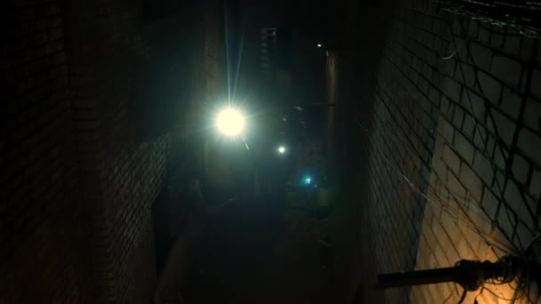 Gruppe bewaffneter Männer in Tarnung nähert sich in der Nacht vorsichtig — Stockvideo