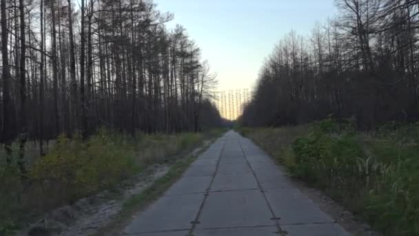 Weg naar de Duga horizon radarsystemen in Tsjernobyl — Stockvideo