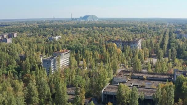 De verlaten stad Pripyat. Tsjernobyl video van de drone. — Stockvideo