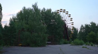 Pripyat 'taki terk edilmiş dönme dolap.