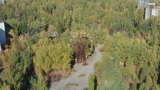 Az elhagyott óriáskerék légi kilátása Pripyatban — Stock videók