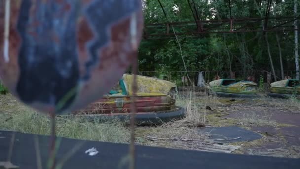 Verlaten autodrome in Pripyat in Tsjernobyl-zone — Stockvideo