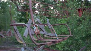Pripyat 'taki terk edilmiş atlıkarıncanın paslı koltukları