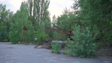 Pripyat 'ta terk edilmiş bir atlıkarıncanın paslı inşaatı