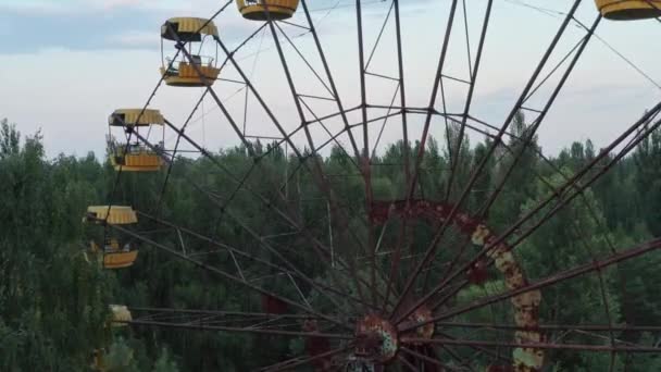 Заброшенное колесо обозрения в Припяти — стоковое видео