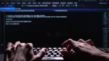 Programcı geç saatlere kadar bilgisayar başında çalışıyor.