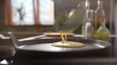 Mutfaktaki tavada ev yapımı krep pişirme işlemi. Tam krep kızartma işlemini kapat, spatula kızartma tavasında pofuduk krep çevir. Aileye lezzetli bir kahvaltı hazırlıyorum.