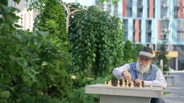 Alone Elderly Male Playing Chess Board Game Himself Sitting Concrete — Vídeo de Stock