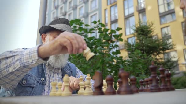 Close Concentrated Senior Old Man Playing Chess Sitting Table Outdoor — Wideo stockowe