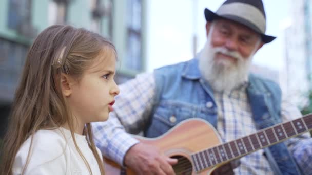 Close Little Lovely Girl Singing While Senior Gray Hair Guitar — Αρχείο Βίντεο