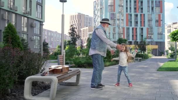 Cheerful Granddaughter Grandpa Dancing Together Middle Street Happy Multi Generation — Stok video