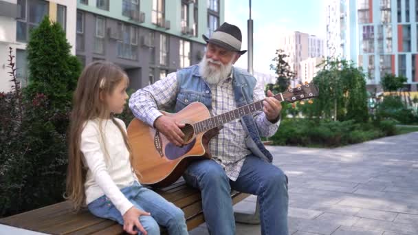 Zoom Senior Grandfather Playing Guitar While His Lovely Little Granddaughter — Stok video