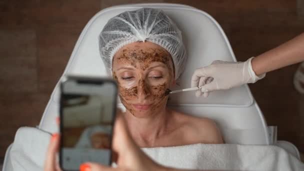 Vrouwelijke Schoonheid Ondernemer Maken Promo Foto Van Middelbare Leeftijd Vrouwen — Stockvideo