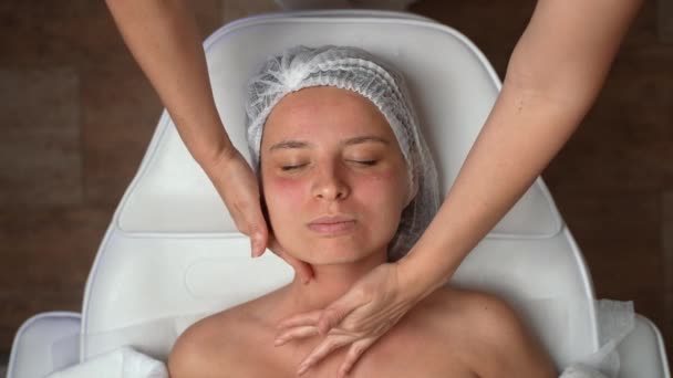 Okouzlující Běloška Která Užívá Masáž Výstřihem Obličeje Wellness Salonu Krásy — Stock video