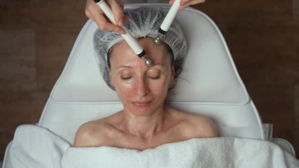 Esteticista Realizando Terapia Microatual Facial Para Rejuvenescer Apertar Pele Bela — Vídeo de Stock