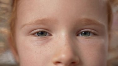 Göz kolajı ve güzel çoklu etnik çocuklara yakın çekim. Pozitif çocukların kameraya baktığı bir kurgu. Çeşitli etnik, eşitlik, çeşitlilik, ırk, milliyet görüşü kavramı. 4k görüntü