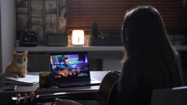 Blanke Vrouwelijke Leren Gitaar Online Muziekles Met Verre Leraar Laptop — Stockvideo