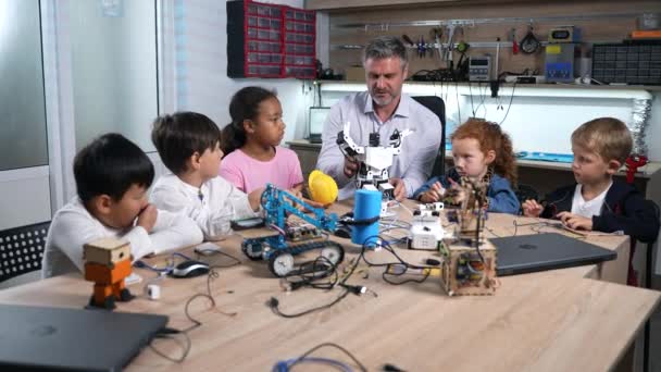 Grupo Escolares Multirraciales Que Miran Robot Escuchan Atentamente Maestro Sobre — Vídeo de stock