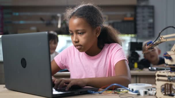ラップトップを使用してロボット工学クラスのためのスマートなアフリカの学校の女の子のプログラミングソフトウェア 才能豊かな子供たちが技術で学ぶ学校の科学教室 Stem教育の概念 — ストック動画