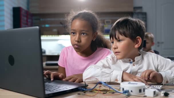 Multietniska Grundskolebarn Bygga Robotar Utveckla Program För Programvara Robotteknik Med — Stockvideo