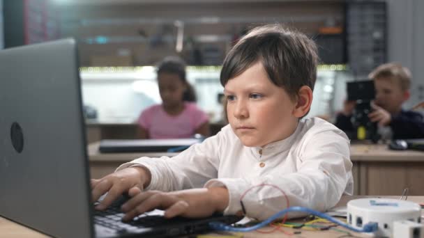 Porträtt Fokuserad Smart Kaukasiska Skolan Pojke Programmering Programvara För Robotteknik — Stockvideo