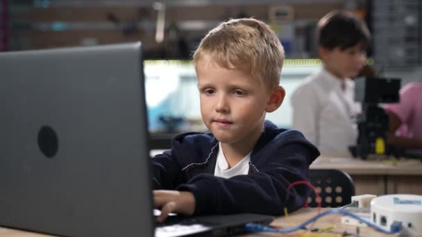Portret Inteligentnego Chłopca Programowania Oprogramowania Dla Robotyki Pomocą Laptopa Klasie — Wideo stockowe