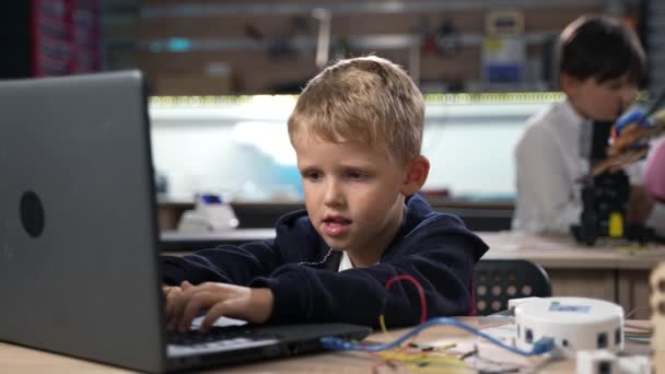 Πορτρέτο Του Έξυπνου Χαριτωμένο Μικρό Αγόρι Λογισμικό Προγραμματισμού Για Ρομποτική — Αρχείο Βίντεο