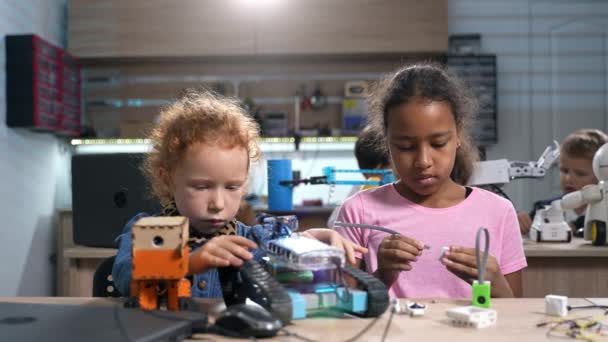 Brillant Vielfältige Grundschülerinnen Die Unterricht Der Robotik Arbeiten Eine Gruppe — Stockvideo
