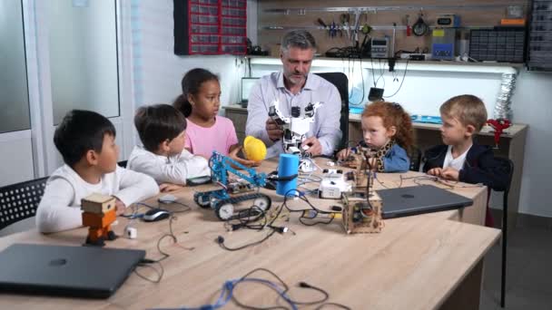 Acércate Entusiasta Maestra Masculina Que Muestra Androide Robot Para Grupo — Vídeo de stock