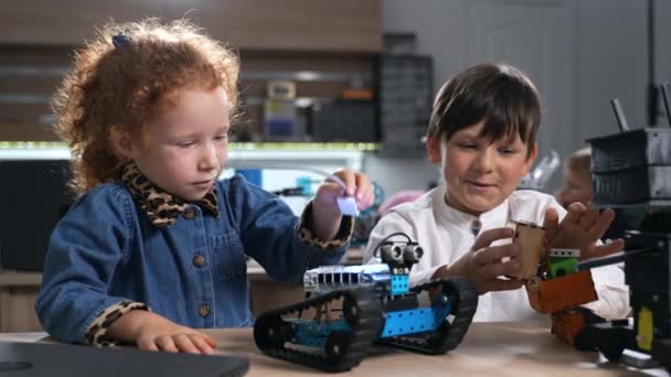 Niños Entusiastas Escuela Primaria Que Juegan Construyen Juguetes Eléctricos Lección — Vídeo de stock