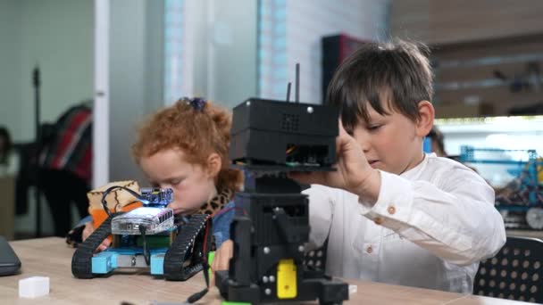 Entuzjastyczne Dzieci Podstawówki Bawiące Się Konstruujące Zabawki Elektryczne Lekcji Robotyki — Wideo stockowe