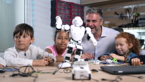 Grupp Multiraciala Barn Tittar Dansande Robot Android Robotteknik Klass Skolvetenskapens — Stockvideo