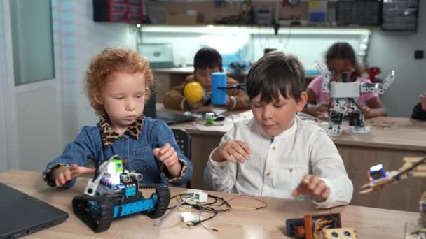 Niños Entusiastas Escuela Primaria Que Juegan Construyen Juguetes Eléctricos Lección — Vídeo de stock