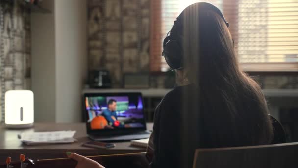 Молодая Женщина Берет Уроки Онлайн Музыки Останавливаясь Уютном Доме Утром — стоковое видео