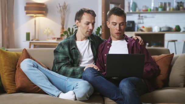 Retrato Una Linda Pareja Gay Masculina Usando Una Computadora Portátil — Vídeo de stock