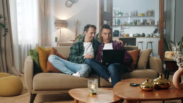 Ritratto Felice Sorridente Coppia Gay Utilizzando Computer Portatile Mentre Seduto — Video Stock