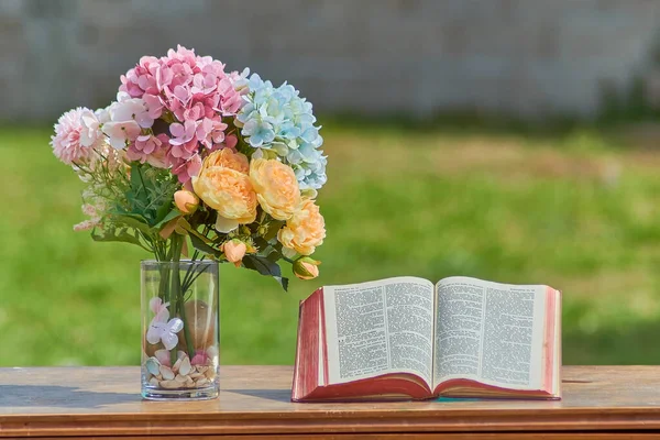 Kutsal Ncil Bir Buket Çiçeğin Yanındaki Ahşap Masada Hristiyan Dini Stok Resim